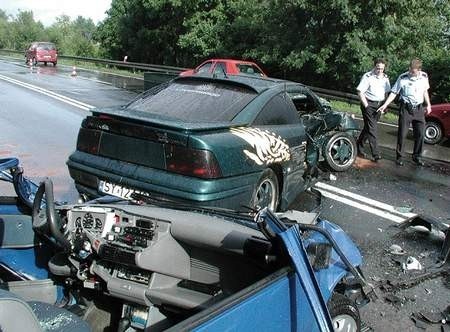 Według wstępnych ustaleń policji, do groźnego wypadku doprowadziła kierująca oplem kobieta. / IRENEUSZ DOROŻAŃSKI