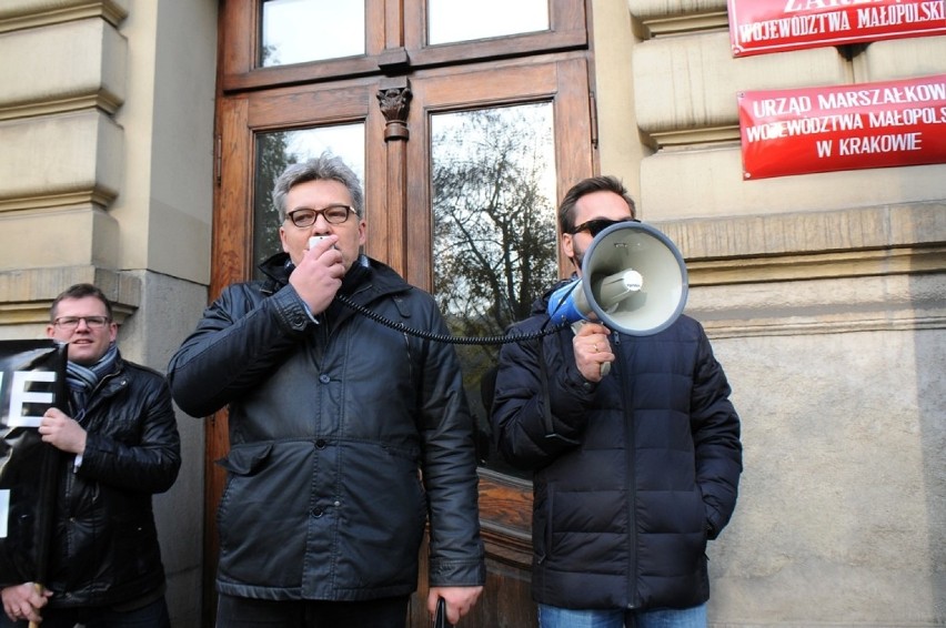 Protest pracowników Filharmonii Krakowskiej [WIDEO, ZDJĘCIA]