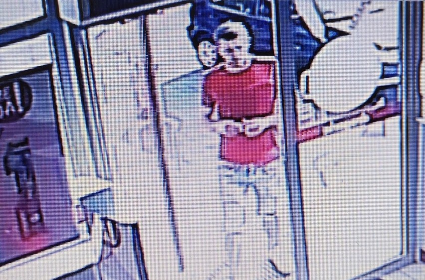 Policja poszukuje złodzieja, który okradł sklep w Rogoźnie. Rozpoznajesz osobę ze zdjęcia?