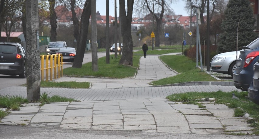 Malbork. Na ul. Konopnickiej przydałoby się nowe przejście dla pieszych. Ale urzędnicy mówią "nie". Na otarcie łez obiecują remont chodnika