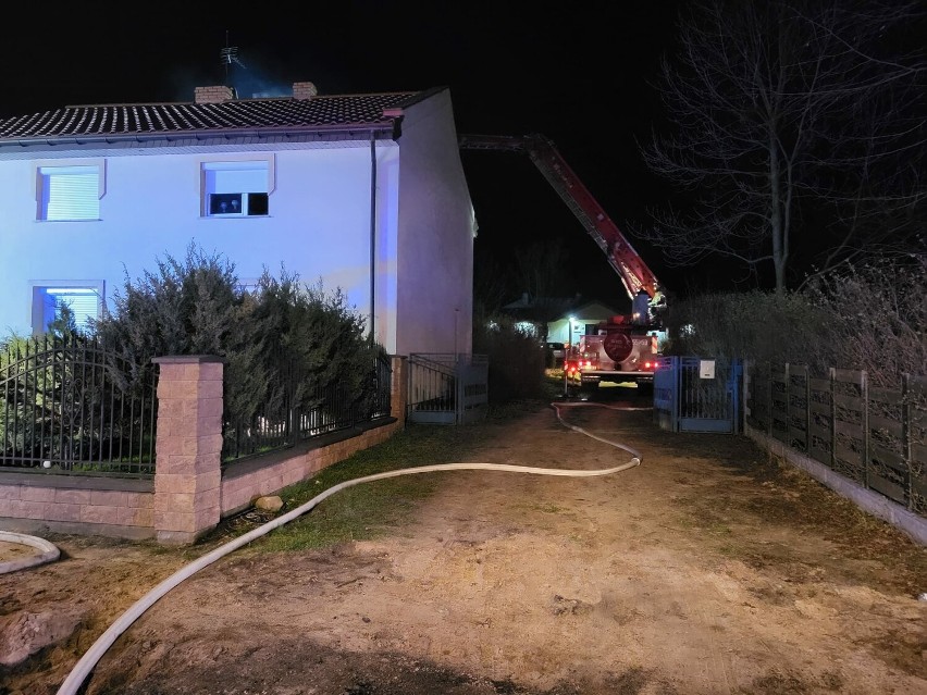 Nocny pożar domu w Kraszkowicach. Jedna osoba poparzona, straty oszacowana na ok. 150 tysięcy złotych