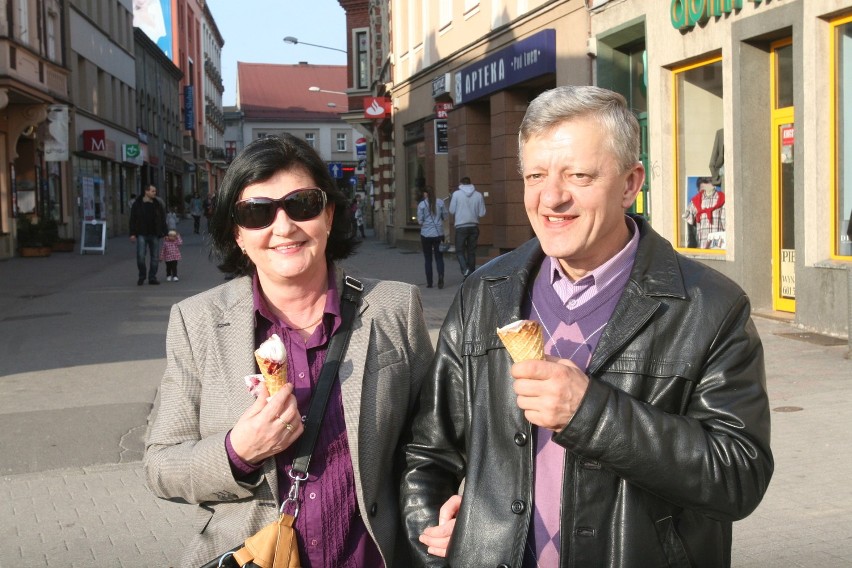 Mieczysław i Helena Gierlach zjedli pierwsze w tym roku lody