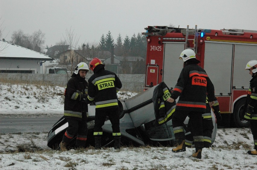Wypadek w Pruszkowie. Auto dachowało w rowie