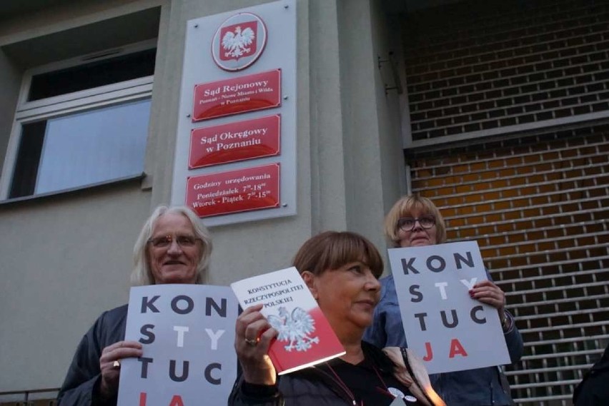 Manifestacja przed poznańskim sądem