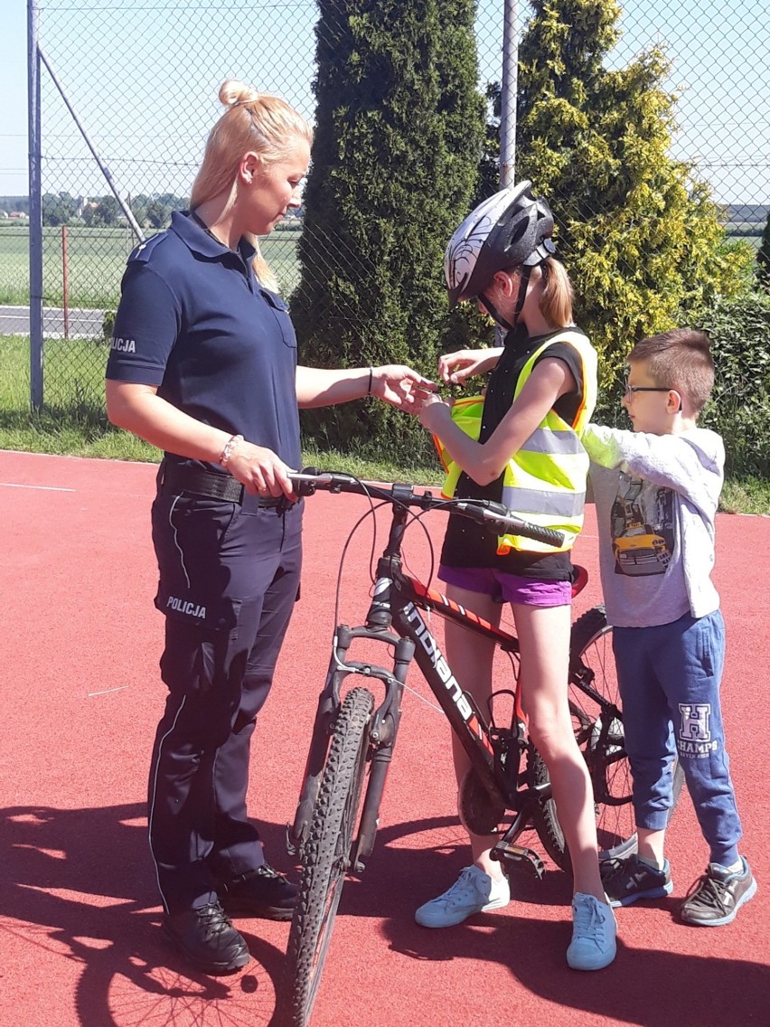 Egzamin na kartę rowerową z udziałem policjantów z Aleksandrowa Kujawskiego [zdjęcia]