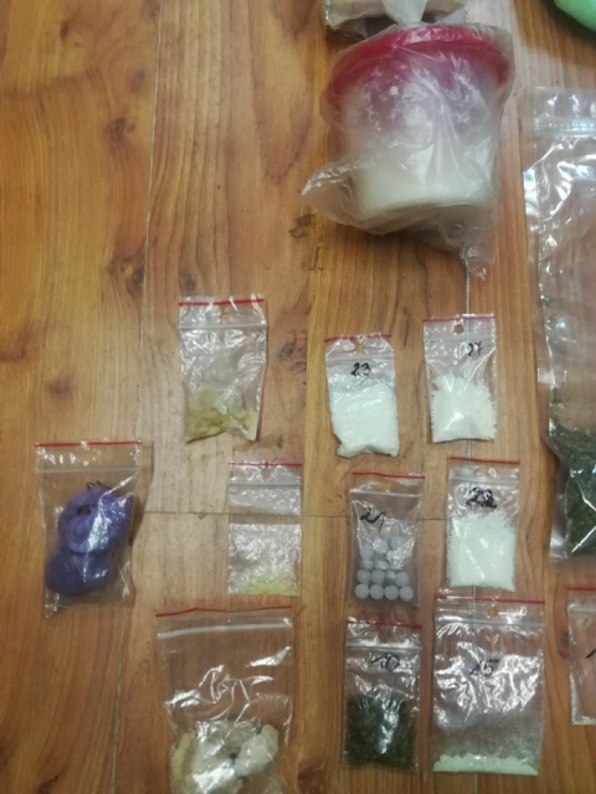 W ubiegłym roku pleszewscy policjanci skonfiskowali ponad 11 kg narkotyków. Według komendanta: "całe miasto mogłoby chodzić na haju"