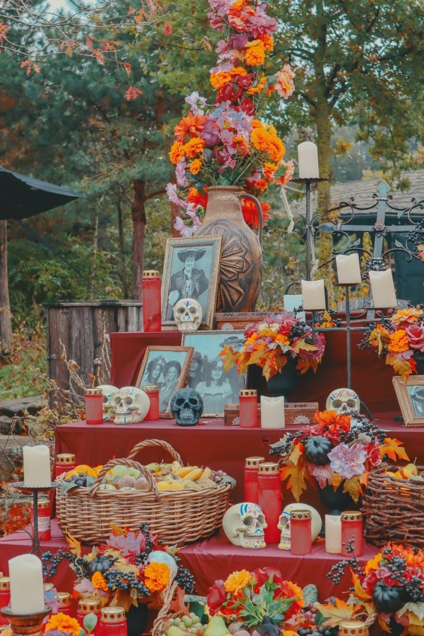 Ofrenda - ołtarz dla duchów, wystawiany w Dniu Zmarłych. Na...