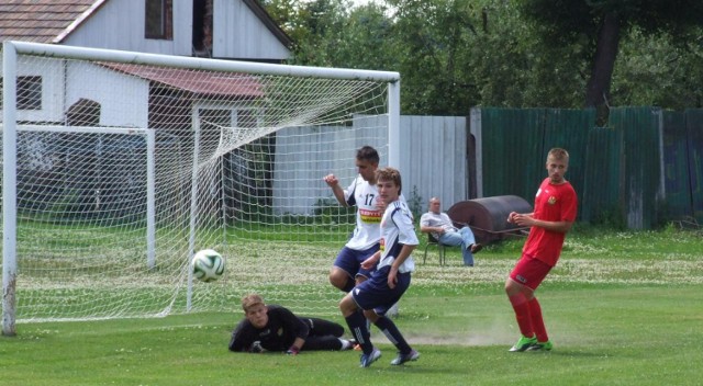 Fragment II połowy meczu Soły Oświęcim z BKS Bielsko-Biała (rozegranym na stadionie Zaborzanki). Przemysław Knapik (bliżej) i Dawid Skiernik atakują bramkę BKS po zagraniu z rzutu rożnego.