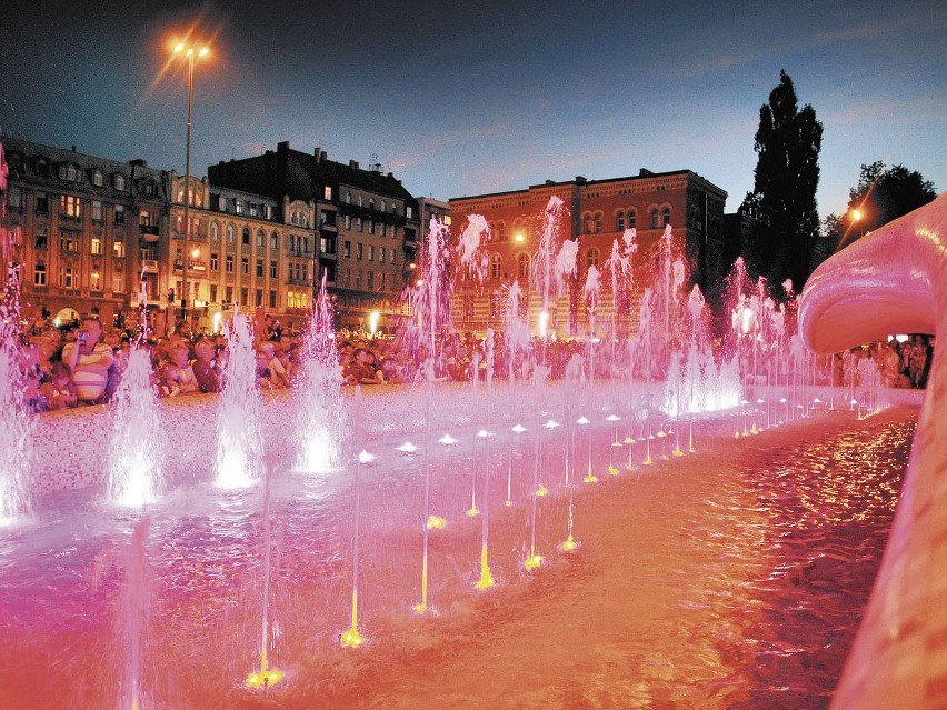 Tłumy na pokazie fontanny na pl. Dąbrowskiego