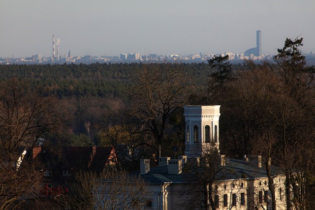 Góra Holtei'a czyli Wzgórze Belweder w Obornikach Śląskich oferuje piękną panoramę Dolnego Śląska, w tym Ślęży czy dalszą - Karkonoszy. Widać stąd okoliczne wsie, zakłady produkcyjne Rokita i, oczywiście, Wrocław.

Zobaczcie, jak wygląda Wrocław i jego okolice z Góry Holtei'a. Przesuwajcie slajdy, klikając w strzałki, używając gestów lub klawiatury.