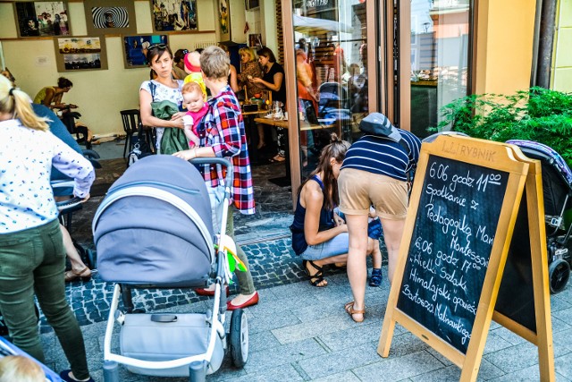 Spotkanie w ramach projektu: "Wychodzimy z domu. Mamy ożywiają Śródmieście" - pedagogika Montessori.

W trakcie spotkania dowiedzieliśmy się o:
-&nbsp;koncepcji pedagogiki Montessori
-&nbsp;zasadach pedagogiki Montessori
-&nbsp;Montessori w placówce / żłobek, przedszkole/
-&nbsp;Montessori w domu
-&nbsp;organizacji otoczenia
-&nbsp;roli dorosłego w koncepcji M.Montessori
-&nbsp;materiały Montessori /prezentacja/