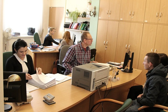 W Urzędzie Stanu Cywilnego w Nowym Sączu pracuje obecnie dziewięć osób. Niebawem dołączy kolejna. O miejsce ubiegały się 103 osoby. Pierwszy etap rekrutacji przeszło tylko dwanaście z nich