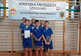 Wojewódzki sukces w badmintonie uczniów z Nowego Klincza. Zawody wojewódzkie rozgrywane były w dwóch kategoriach wiekowych