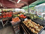 Sezonowe owoce, świeże warzywa i korzystne ceny. Tym w Nowym i Starym Sączu tłumy klientów wabią maślane rynki 