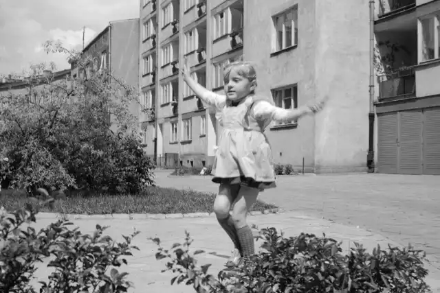 W PRL-u dzieci nie przywiązywały takiej wagi do rzeczy materialnych, a więcej czasu spędzano na zabawach na dworze. Niezwykłą popularnością wśród dzieci cieszyła się skakanka. 

Na zdjęciu: dziewczynka skacząca przez skakankę. W tle widać blok mieszkalny przy ul. Grenadierów 67/69 i  fragment kamienicy pod przy ull. Grenadierów 71 w Warszawie (1967 rok).