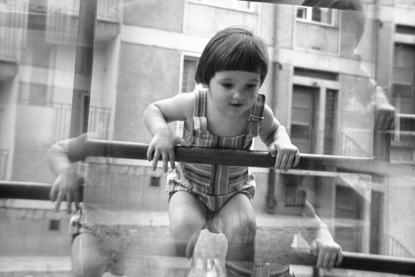 Mała Monika na trzepaku pod blokiem.


1977 rok