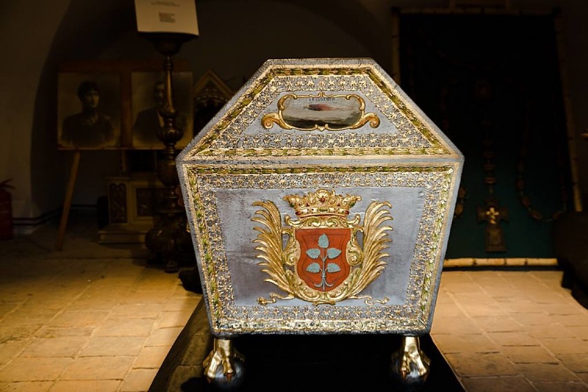 Świebodzice: Odrestaurowany sarkofag rodu Hochberg powrócił do kościoła św. Mikołaja (ZDJĘCIA)