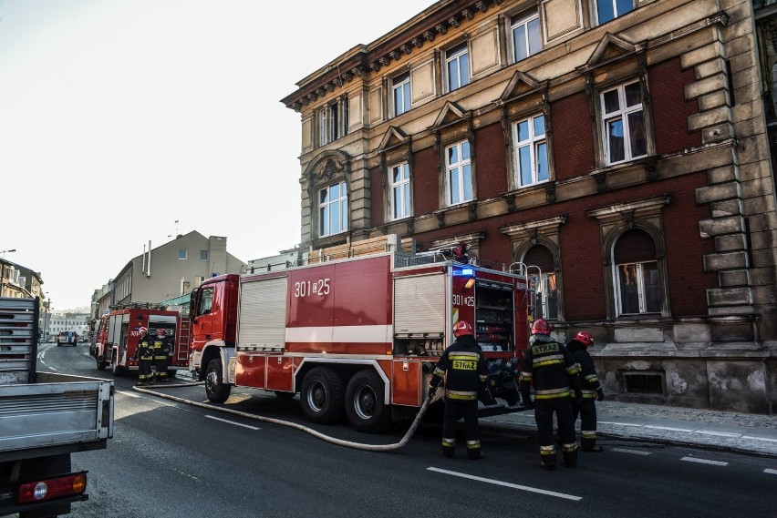 - Na ulicy Świętej Trójcy pojawiła się straż pożarna, która...