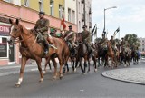 Parada szwadronu kawalerii ulicami Opola. Żołnierze świętowali