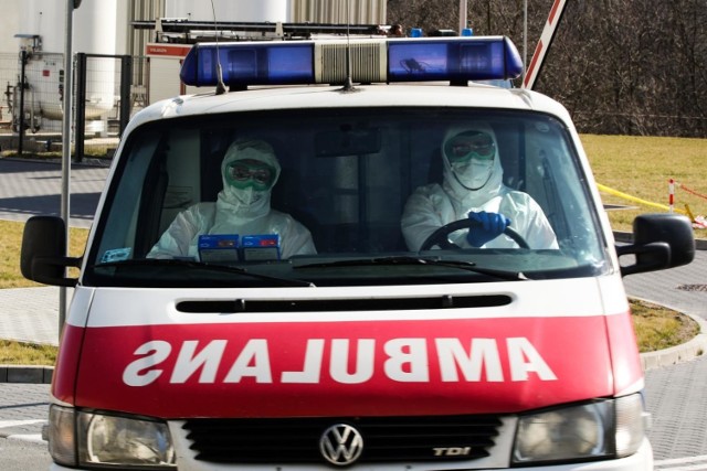 - W tej chwili w polskich szpitalach przetacza się szczyt trzeciej fali epidemii - podkreślał rzecznik resortu zdrowia