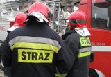 Pożar w Barcinie. Paliła się stodoła, 8 zastępów straży pożarnej gasiło ogień[MAPKA]