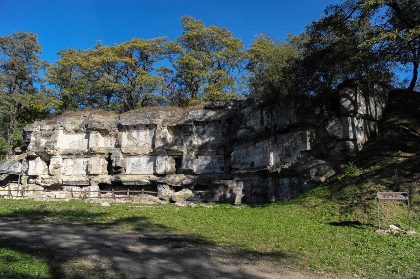 Fort XIII "San Rideau" znajduje się kilka kilometrów od...