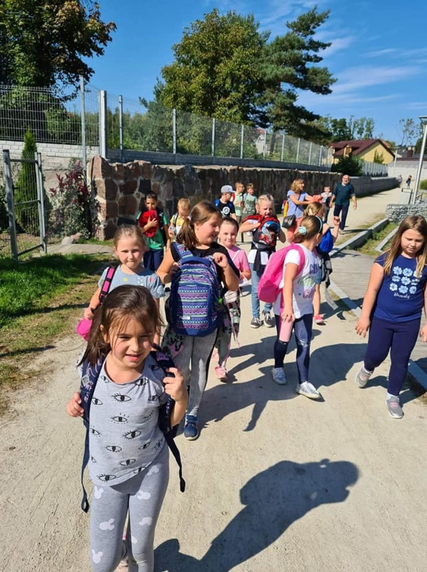 Uczniowie z SP nr 4 w Sieradzu na zajęciach terenowych ZDJĘCIA