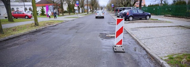 Po ułożeniu warstwy ścieralnej, robotnikom zostaną jedynie prace wykończeniowe związane na przykład z namalowaniem oznakowania poziomego na jezdni.