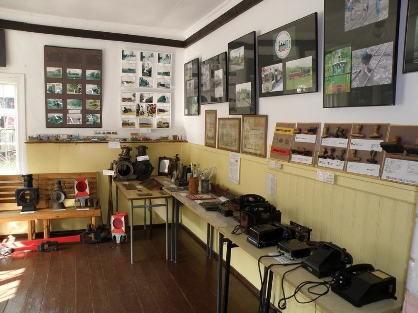 W budynku dawnego dworca urządzono muzeum kolejnictwa.