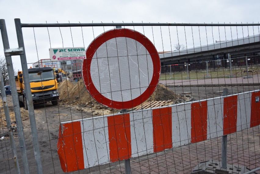 Na budowie centrum przesiadkowego przed dworcem głównym w Częstochowie ZDJĘCIA