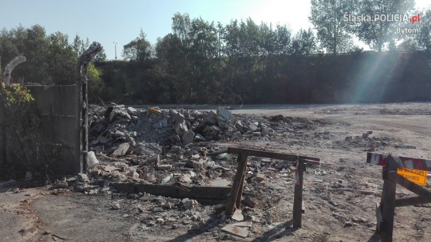 Bytom: Dzielnicowy doprowadził do rozebrania pustostanu przy Pszczyńskiej