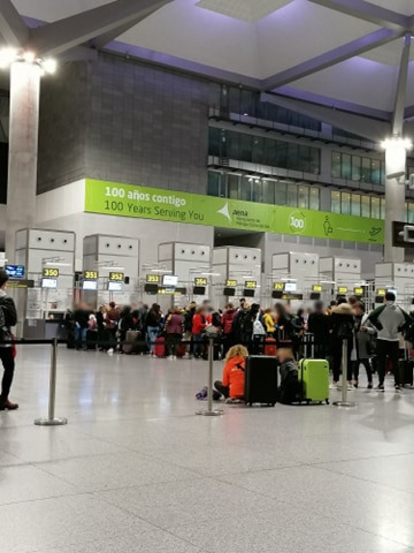 Jak przyznaje na lotnisku w Hiszpanii panował tłok