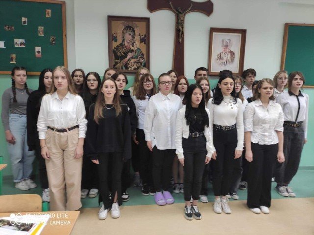 Każda klasa zaśpiewała hymn Polski