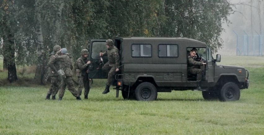 Samolot zmuszony do lądowania na lotnisku 22 BLT [ZDJĘCIA]. Ćwiczenia z udziałem różnych służb