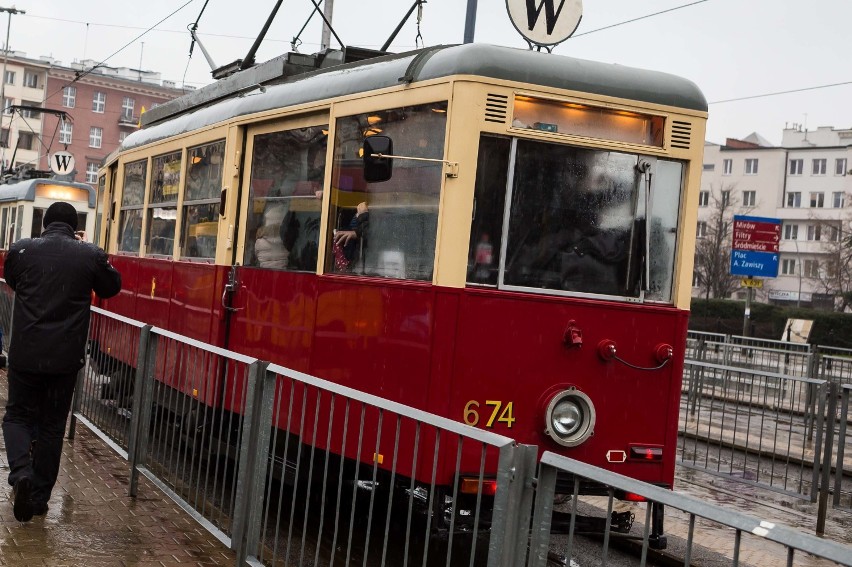 Zabytkowe tramwaje w Warszawie. "Perełki" z dawnych lat na...