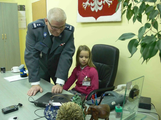 Komendant Krzysztof Woskowski oddał stery na jeden dzień 10-letniej Milenie&#8233;