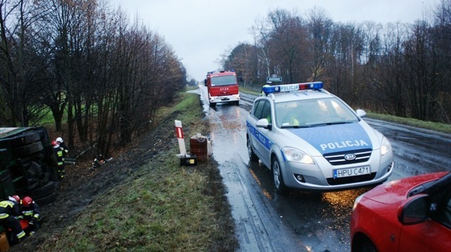 Trasa Krotoszyn - Zduny: W Perzycach ciężarówka przewróciła się do rowu