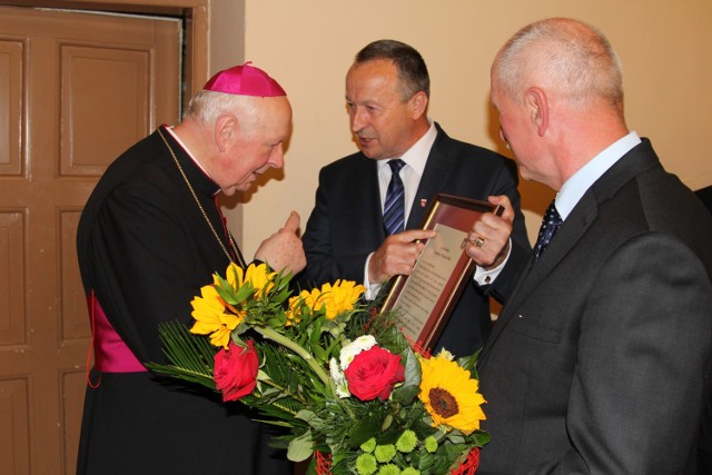 Jubileusz abp Władysława Ziółka -  życzenia w imieniu mieszkańców Wolborza składał m.in. burmistrz Andrzej Jaros