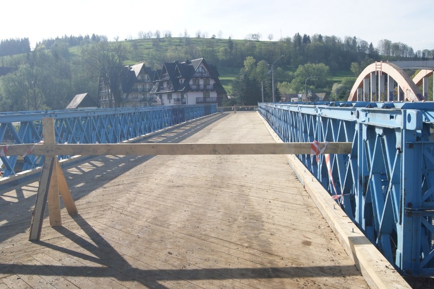 Biały Dunajec: Most tymczasowy jest już gotowy, ale otworzą go dopiero po majówce [ZDJĘCIA]