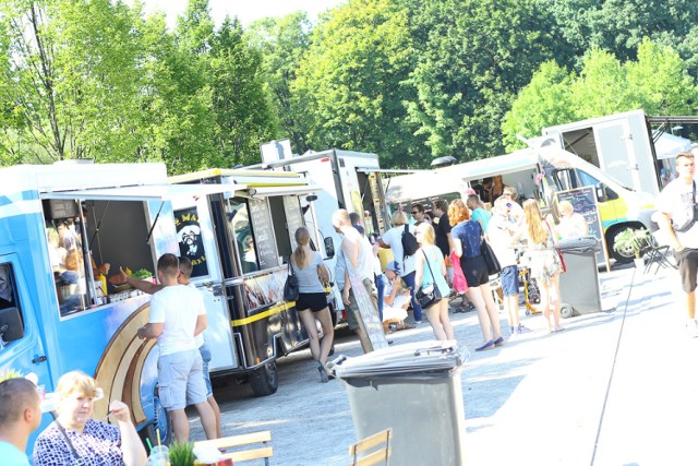 Żarcie na kółkach. Pod Stadionem Narodowym food trucki walczą o tytuł Mistrza Burgera [ZDJĘCIA]