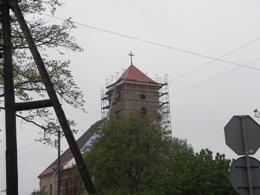 ZDUNY: Trwa remont dachu i wieży zabytkowego kościoła poewangelickiego w Zdunach [ZDJĘCIA]