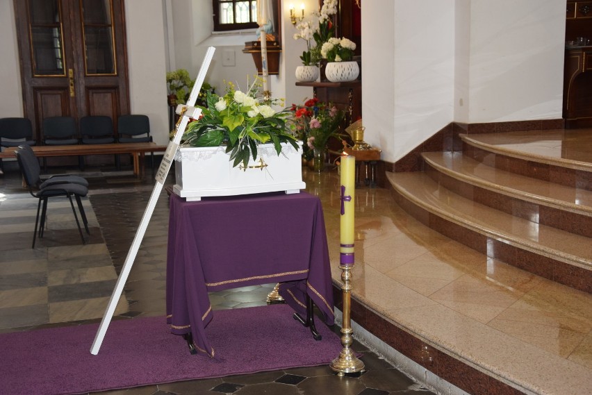 Pogrzeb dzieci utraconych w Suwałkach. 30 dzieci spoczęło w jednym grobie [ZDJĘCIA]