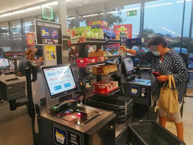 Biedronka i Lidl ścigają się nie od dziś w walce o klienta. Po tym, jak Biedronka wprowadziła kasy samoobsługowe w Wałbrzychu, zrobił to również Lidl. Obie sieci uruchamiają tez kasy w innych miastach, m.in we Wrocławiu. Tam w nowo otwartym sklepie są już one standardzie.