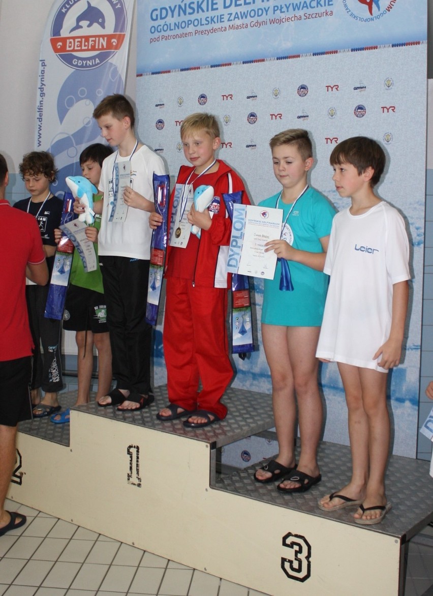 Pływacy MAL WOPR rozpoczęli nowy sezon. Osiem medali na "Gdyńskim Delfinarium"