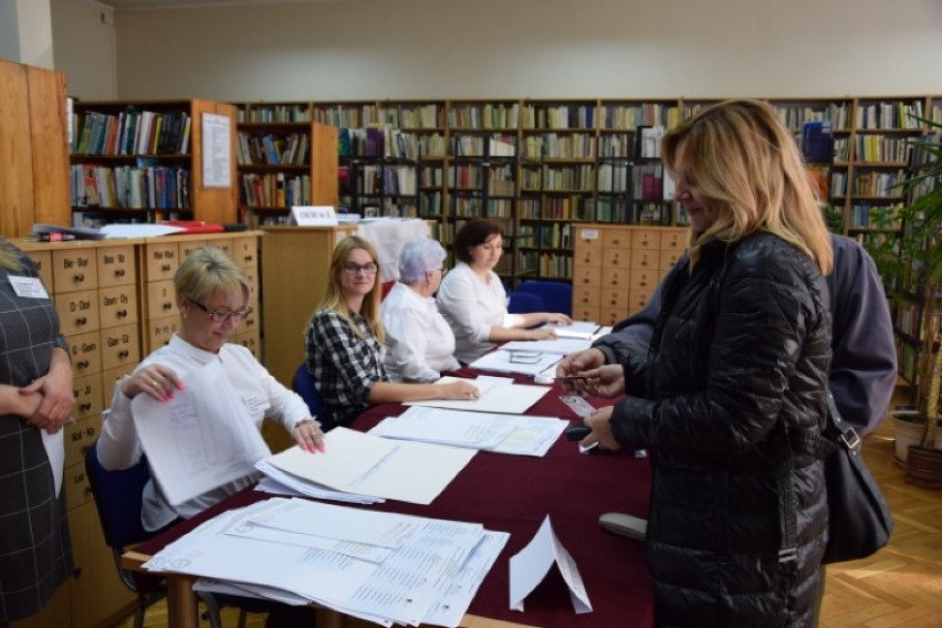 Wybory samorządowe 2018. Popołudniowe głosowanie w Pruszczu Gdańskim trwa [ZDJĘCIA, WIDEO] 