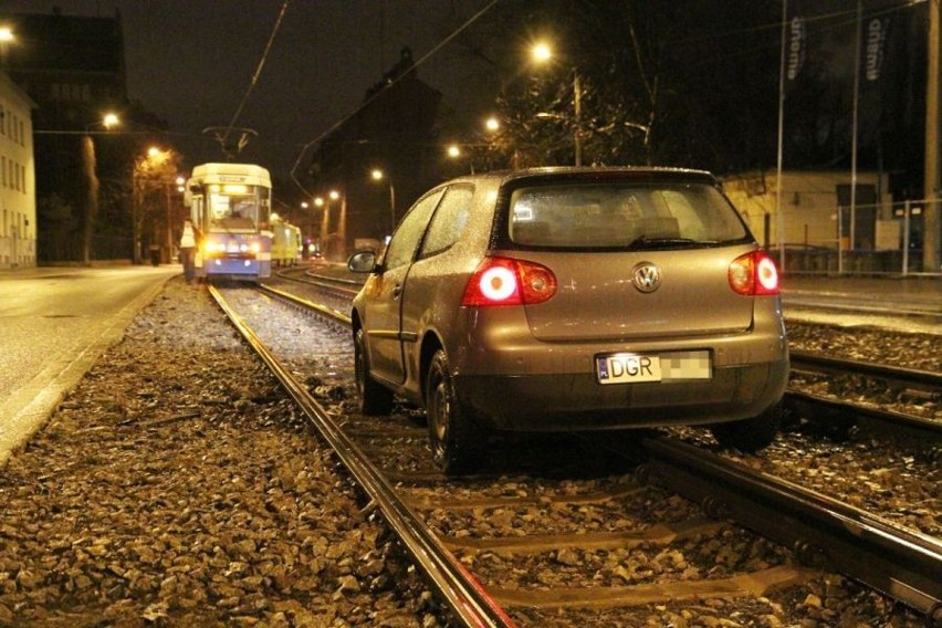 Wrocław: Volkswagenem po torach tramwajowych (ZDJĘCIA)