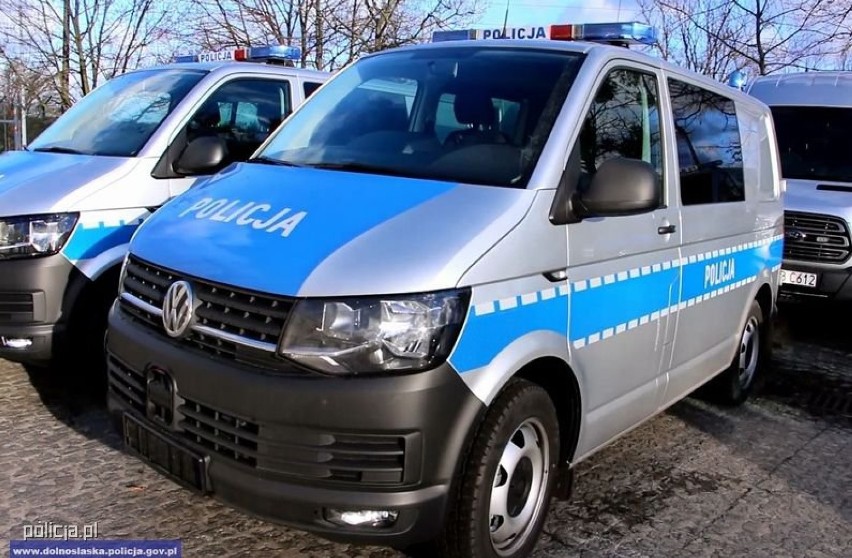 Policja zakupiła 100 VW T6 - czy godnie zastąpią model T4? Auta trafiły już do komend [WIDEO]