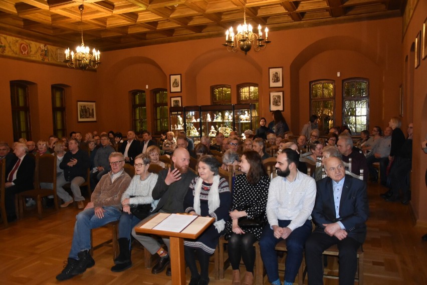 Kawa i herbata z chodzieskiej filiżanki. Wernisaż wystawy w Muzeum Zamek Górków