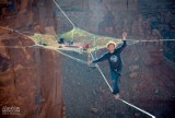 Rozpięli gigantyczną sieć w kanionie, by chodzić po linie i skakać ze spadochronem [zdjęcia]