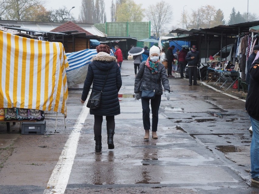 Piątkowe tłumy na targowisku w Koszalinie [ZDJĘCIA]